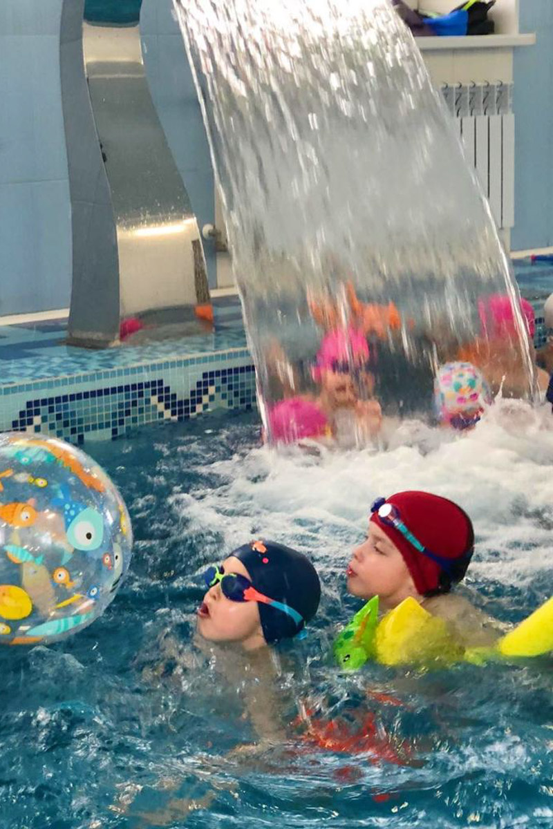 Лето — это не только солнце, отдых и развлечения, но и «головная боль» многих работающих родителей. Чем занять ребенка на все три месяца? Кто присмотрит за ним, позаботится о досуге, здоровье и образовании? Кто организует спортивные, творческие и развивающие занятия? Педагоги и методисты «Города детства» разработали летнюю программу, которая запомнится воспитанникам этого частного детского сада надолго!