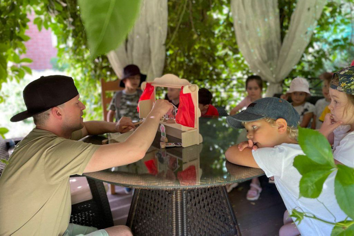 Лето — это не только солнце, отдых и развлечения, но и «головная боль» многих работающих родителей. Чем занять ребенка на все три месяца? Кто присмотрит за ним, позаботится о досуге, здоровье и образовании? Кто организует спортивные, творческие и развивающие занятия? Педагоги и методисты «Города детства» разработали летнюю программу, которая запомнится воспитанникам этого частного детского сада надолго!