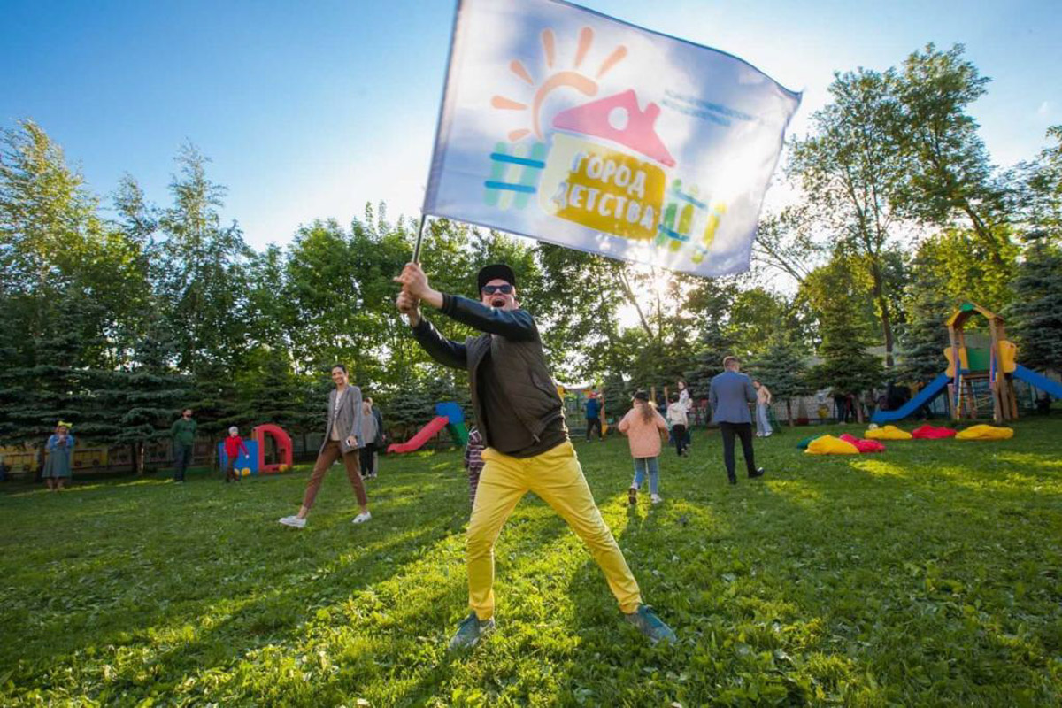 Лето — это не только солнце, отдых и развлечения, но и «головная боль» многих работающих родителей. Чем занять ребенка на все три месяца? Кто присмотрит за ним, позаботится о досуге, здоровье и образовании? Кто организует спортивные, творческие и развивающие занятия? Педагоги и методисты «Города детства» разработали летнюю программу, которая запомнится воспитанникам этого частного детского сада надолго!