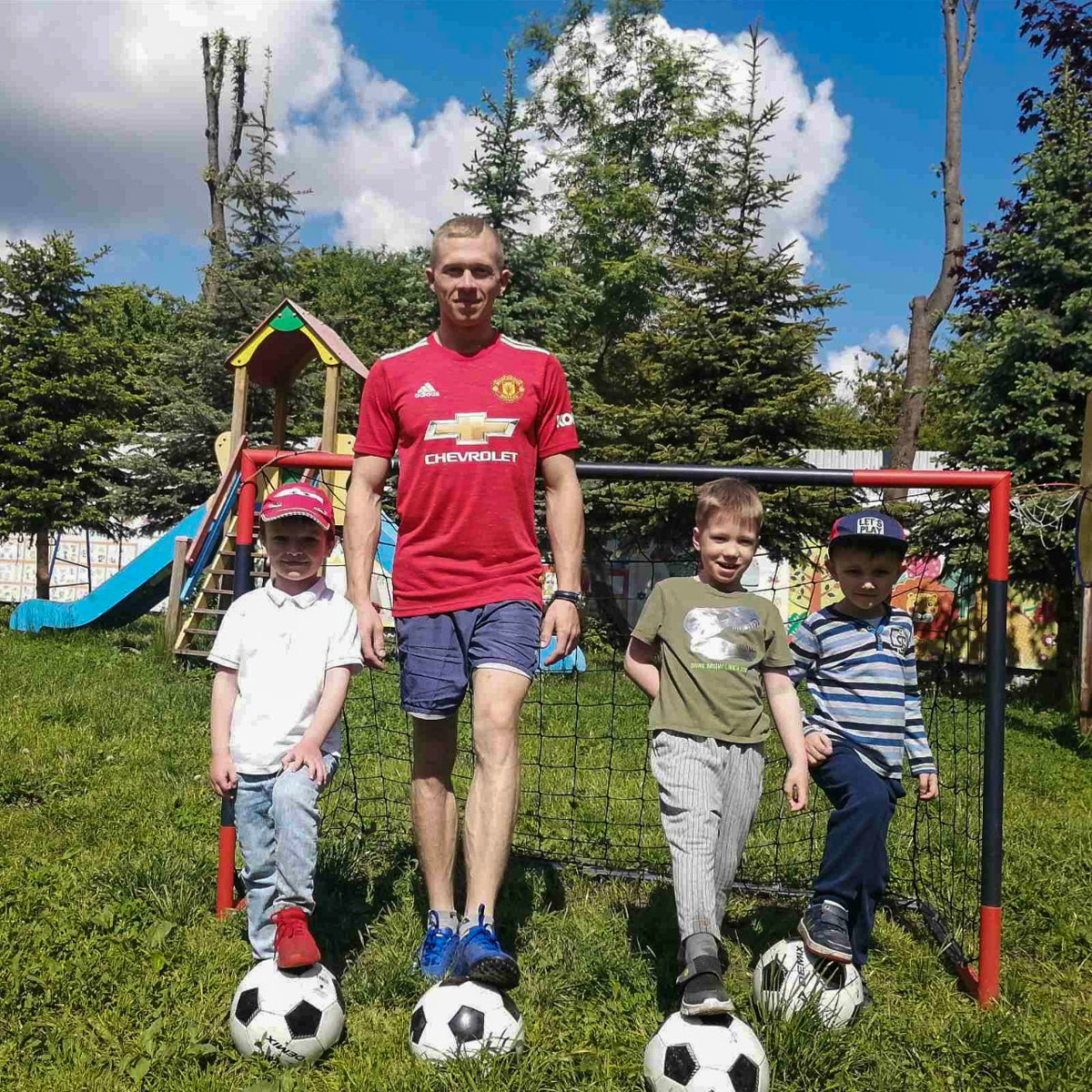 Лето — это не только солнце, отдых и развлечения, но и «головная боль» многих работающих родителей. Чем занять ребенка на все три месяца? Кто присмотрит за ним, позаботится о досуге, здоровье и образовании? Кто организует спортивные, творческие и развивающие занятия? Педагоги и методисты «Города детства» разработали летнюю программу, которая запомнится воспитанникам этого частного детского сада надолго!