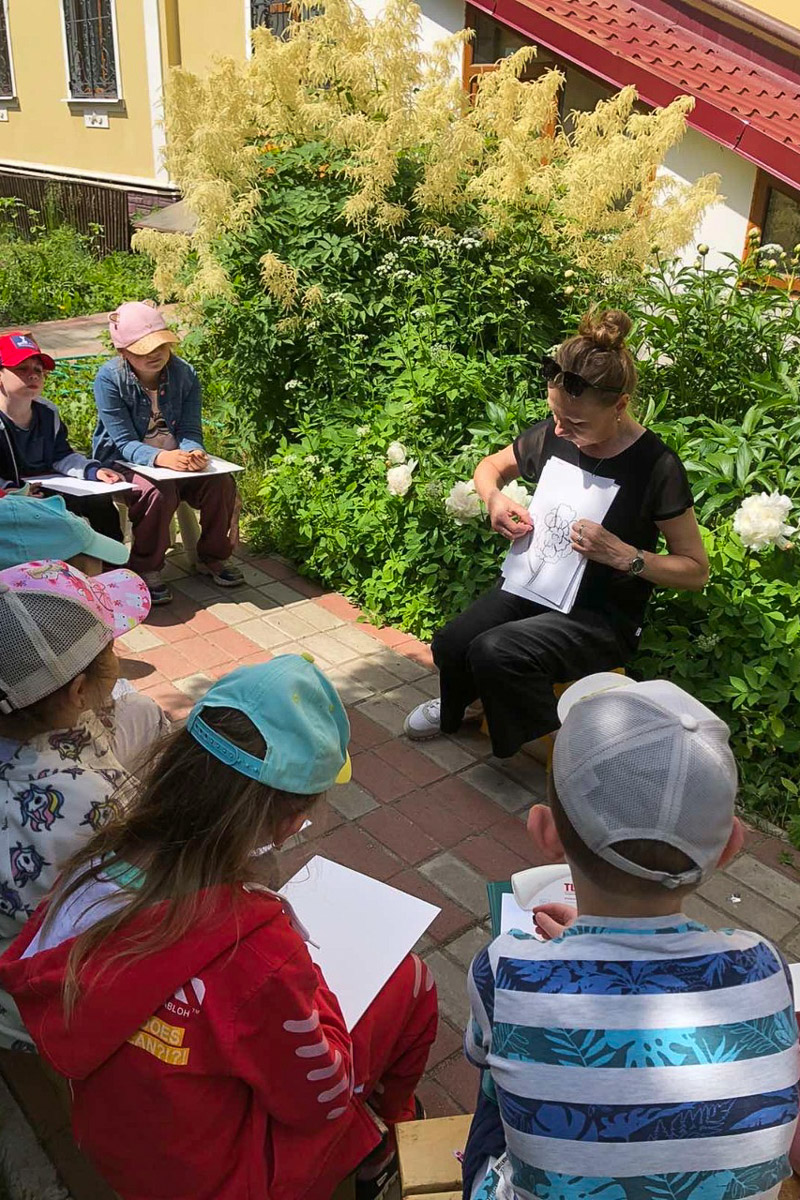 Лето — это не только солнце, отдых и развлечения, но и «головная боль» многих работающих родителей. Чем занять ребенка на все три месяца? Кто присмотрит за ним, позаботится о досуге, здоровье и образовании? Кто организует спортивные, творческие и развивающие занятия? Педагоги и методисты «Города детства» разработали летнюю программу, которая запомнится воспитанникам этого частного детского сада надолго!
