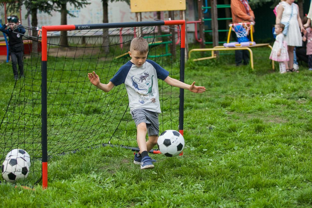 Лето — это не только солнце, отдых и развлечения, но и «головная боль» многих работающих родителей. Чем занять ребенка на все три месяца? Кто присмотрит за ним, позаботится о досуге, здоровье и образовании? Кто организует спортивные, творческие и развивающие занятия? Педагоги и методисты «Города детства» разработали летнюю программу, которая запомнится воспитанникам этого частного детского сада надолго!