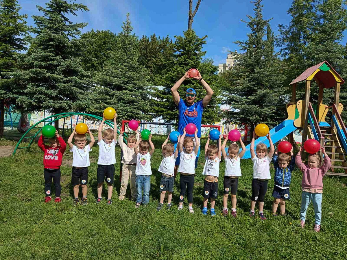 Лето — это не только солнце, отдых и развлечения, но и «головная боль» многих работающих родителей. Чем занять ребенка на все три месяца? Кто присмотрит за ним, позаботится о досуге, здоровье и образовании? Кто организует спортивные, творческие и развивающие занятия? Педагоги и методисты «Города детства» разработали летнюю программу, которая запомнится воспитанникам этого частного детского сада надолго!