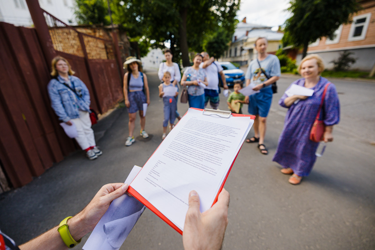 Не важно, что вы знаете об авангарде. Важно, что вы можете узнать о нём больше! До конца июля ЦСК «Флигель» проводит свободный к посещению фестиваль, посвящённый современному искусству. В рамках него проект «Новый стрит-арт» презентовал квест-бродилку «В поисках дома Ольги Розановой». Подробности – в материале.