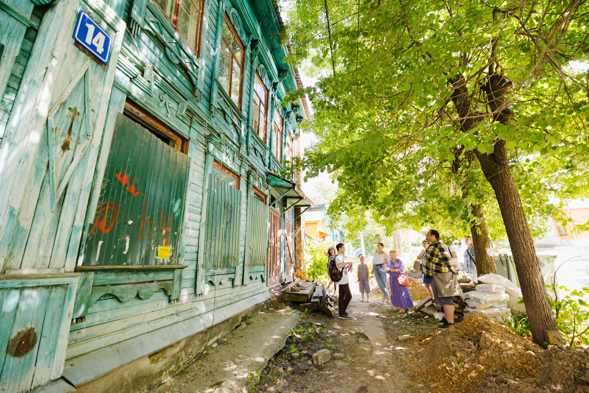 Не важно, что вы знаете об авангарде. Важно, что вы можете узнать о нём больше! До конца июля ЦСК «Флигель» проводит свободный к посещению фестиваль, посвящённый современному искусству. В рамках него проект «Новый стрит-арт» презентовал квест-бродилку «В поисках дома Ольги Розановой». Подробности – в материале.