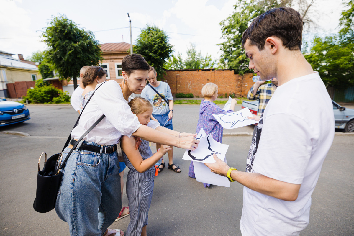 Не важно, что вы знаете об авангарде. Важно, что вы можете узнать о нём больше! До конца июля ЦСК «Флигель» проводит свободный к посещению фестиваль, посвящённый современному искусству. В рамках него проект «Новый стрит-арт» презентовал квест-бродилку «В поисках дома Ольги Розановой». Подробности – в материале.