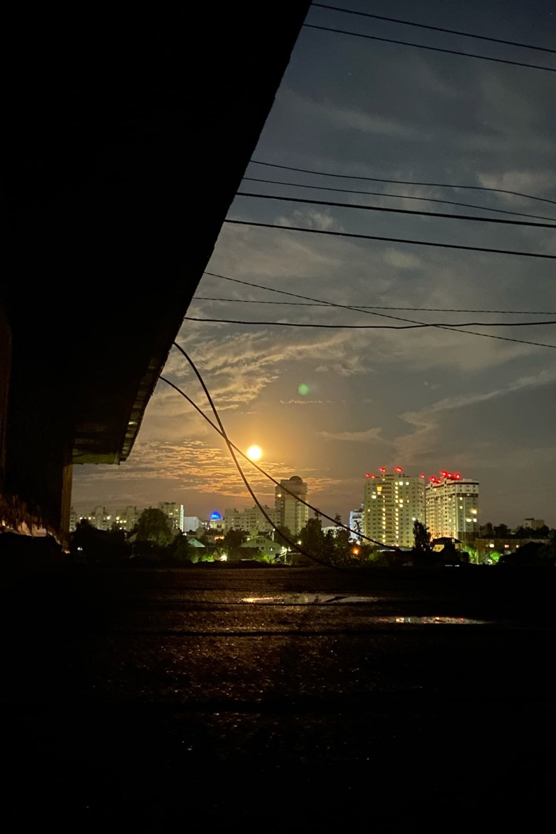 Накануне вечером и ночью жители Владимирской области могли наблюдать суперлуние. Естественный спутник Земли в это время находился на минимальном расстоянии от нас. Именно поэтому луна казалась и больше, и ярче. Красивые снимки сегодня активно публикуются в соцсетях. 