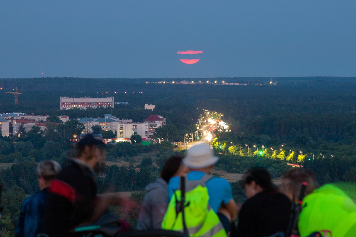 Накануне вечером и ночью жители Владимирской области могли наблюдать суперлуние. Естественный спутник Земли в это время находился на минимальном расстоянии от нас. Именно поэтому луна казалась и больше, и ярче. Красивые снимки сегодня активно публикуются в соцсетях. 