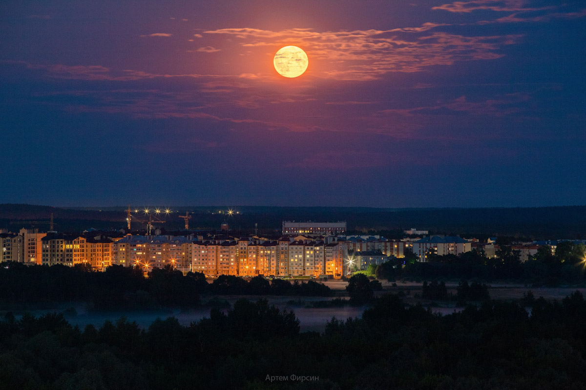 Накануне вечером и ночью жители Владимирской области могли наблюдать суперлуние. Естественный спутник Земли в это время находился на минимальном расстоянии от нас. Именно поэтому луна казалась и больше, и ярче. Красивые снимки сегодня активно публикуются в соцсетях. 
