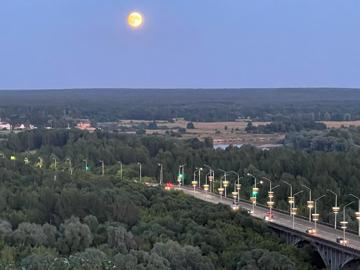 Накануне вечером и ночью жители Владимирской области могли наблюдать суперлуние. Естественный спутник Земли в это время находился на минимальном расстоянии от нас. Именно поэтому луна казалась и больше, и ярче. Красивые снимки сегодня активно публикуются в соцсетях. 