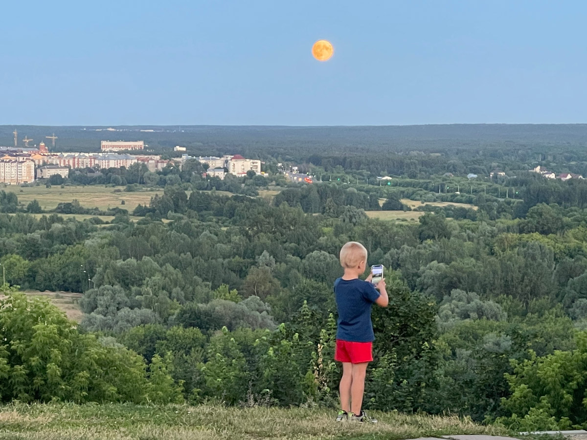 Накануне вечером и ночью жители Владимирской области могли наблюдать суперлуние. Естественный спутник Земли в это время находился на минимальном расстоянии от нас. Именно поэтому луна казалась и больше, и ярче. Красивые снимки сегодня активно публикуются в соцсетях. 