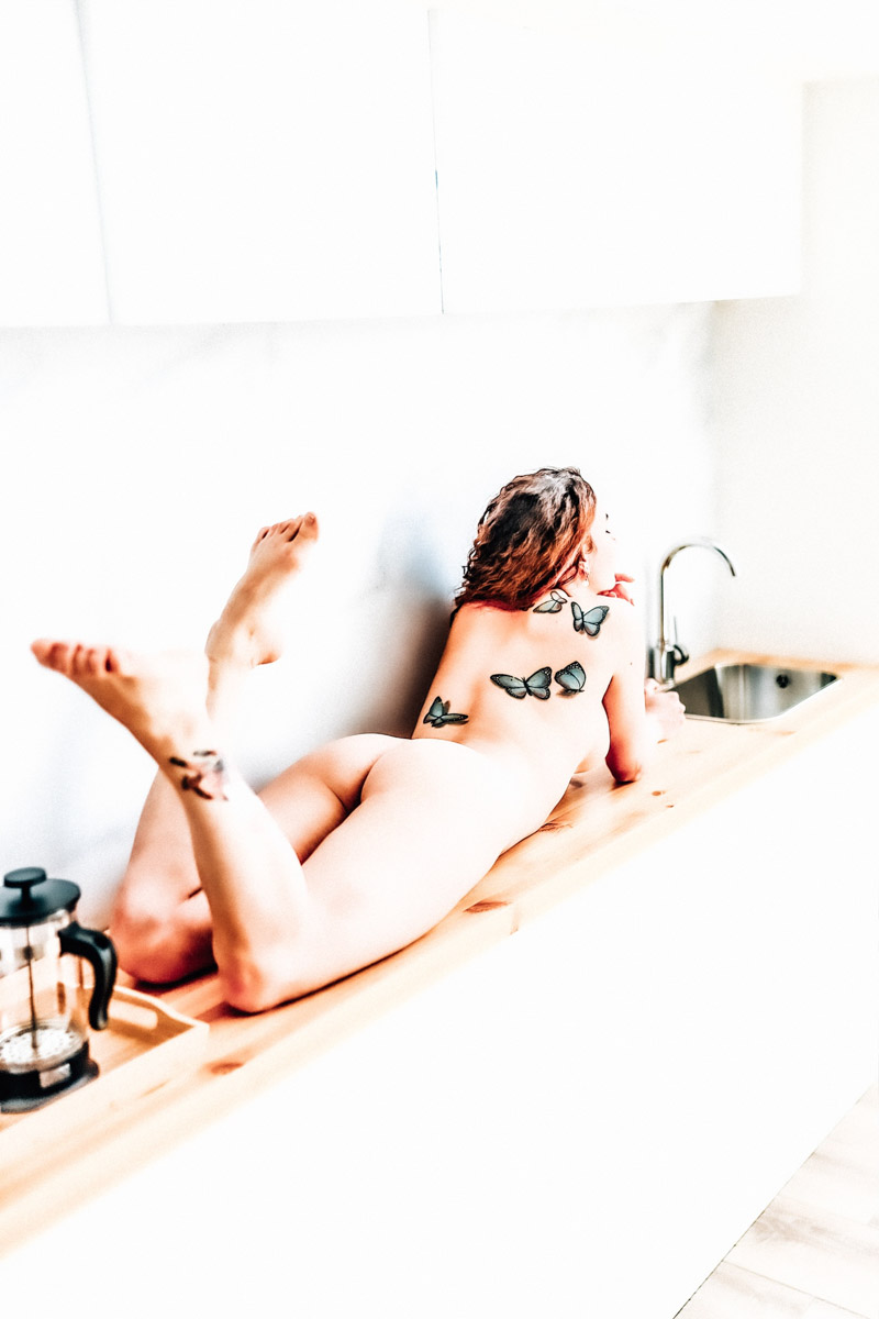 Для постов в сети — обнаженные девушки, для публикаций на личной странице — головокружительные снимки природы с коптера. Некогда столичный фотограф Владимир Кононенко привлек внимание общественности, став причиной перепалок философского характера в местных творческих пабликах: разве приезжие авторы априори лучше местных? «Ключ-Медиа» познакомился с Владимиром Кононенко и узнал, чем приехавший в 33-й регион художник может удивить горожан