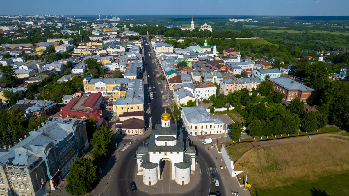 Для постов в сети — обнаженные девушки, для публикаций на личной странице — головокружительные снимки природы с коптера. Некогда столичный фотограф Владимир Кононенко привлек внимание общественности, став причиной перепалок философского характера в местных творческих пабликах: разве приезжие авторы априори лучше местных? «Ключ-Медиа» познакомился с Владимиром Кононенко и узнал, чем приехавший в 33-й регион художник может удивить горожан