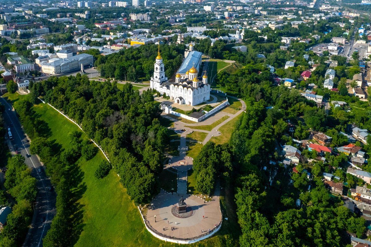Для постов в сети — обнаженные девушки, для публикаций на личной странице — головокружительные снимки природы с коптера. Некогда столичный фотограф Владимир Кононенко привлек внимание общественности, став причиной перепалок философского характера в местных творческих пабликах: разве приезжие авторы априори лучше местных? «Ключ-Медиа» познакомился с Владимиром Кононенко и узнал, чем приехавший в 33-й регион художник может удивить горожан