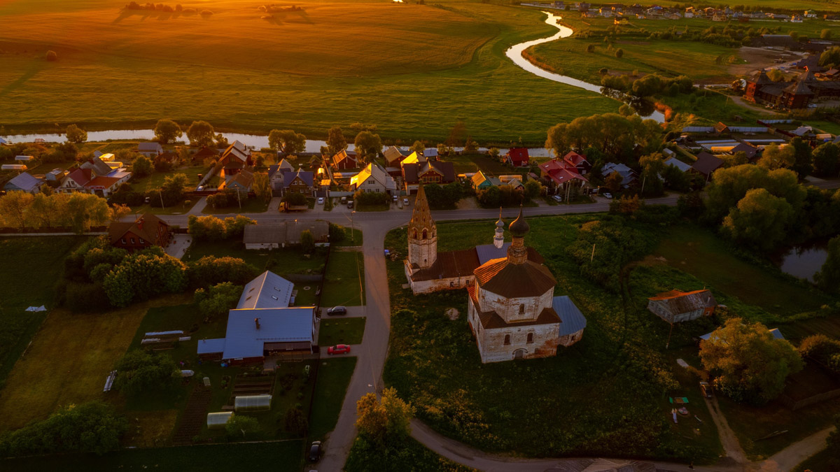Для постов в сети — обнаженные девушки, для публикаций на личной странице — головокружительные снимки природы с коптера. Некогда столичный фотограф Владимир Кононенко привлек внимание общественности, став причиной перепалок философского характера в местных творческих пабликах: разве приезжие авторы априори лучше местных? «Ключ-Медиа» познакомился с Владимиром Кононенко и узнал, чем приехавший в 33-й регион художник может удивить горожан