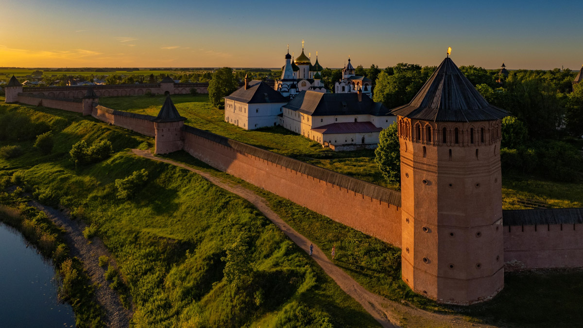 Для постов в сети — обнаженные девушки, для публикаций на личной странице — головокружительные снимки природы с коптера. Некогда столичный фотограф Владимир Кононенко привлек внимание общественности, став причиной перепалок философского характера в местных творческих пабликах: разве приезжие авторы априори лучше местных? «Ключ-Медиа» познакомился с Владимиром Кононенко и узнал, чем приехавший в 33-й регион художник может удивить горожан