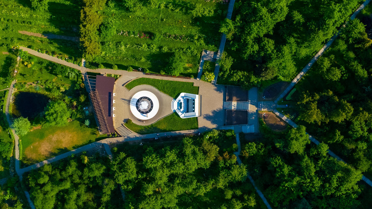 Для постов в сети — обнаженные девушки, для публикаций на личной странице — головокружительные снимки природы с коптера. Некогда столичный фотограф Владимир Кононенко привлек внимание общественности, став причиной перепалок философского характера в местных творческих пабликах: разве приезжие авторы априори лучше местных? «Ключ-Медиа» познакомился с Владимиром Кононенко и узнал, чем приехавший в 33-й регион художник может удивить горожан