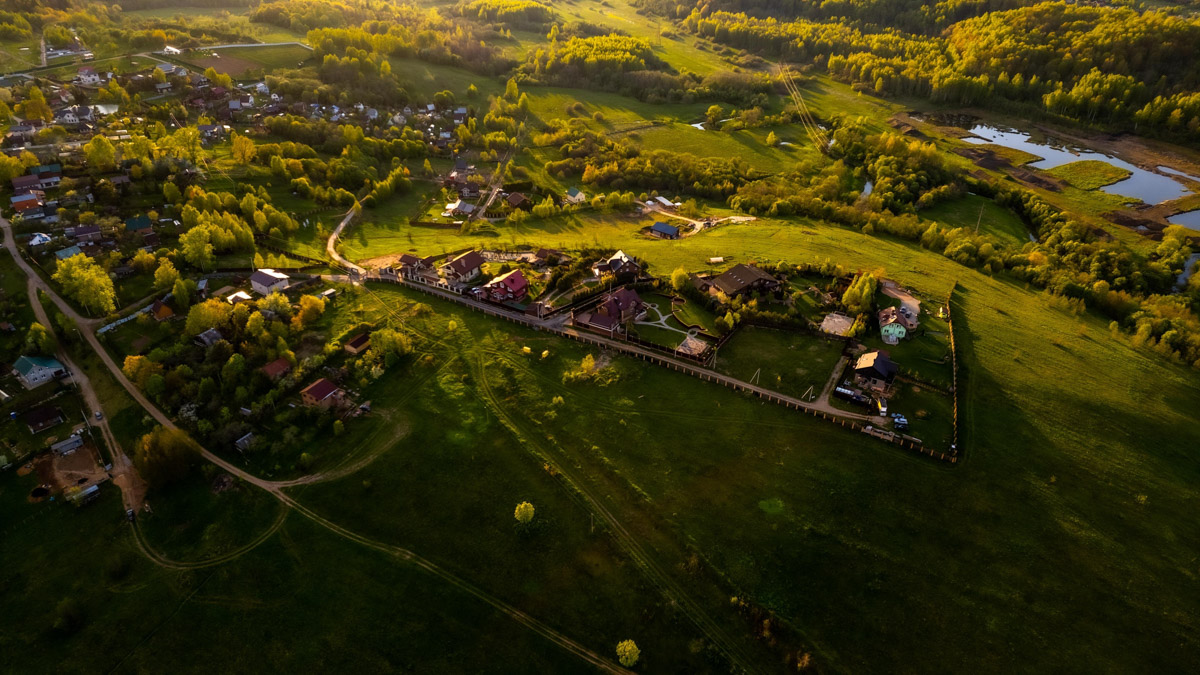 Для постов в сети — обнаженные девушки, для публикаций на личной странице — головокружительные снимки природы с коптера. Некогда столичный фотограф Владимир Кононенко привлек внимание общественности, став причиной перепалок философского характера в местных творческих пабликах: разве приезжие авторы априори лучше местных? «Ключ-Медиа» познакомился с Владимиром Кононенко и узнал, чем приехавший в 33-й регион художник может удивить горожан