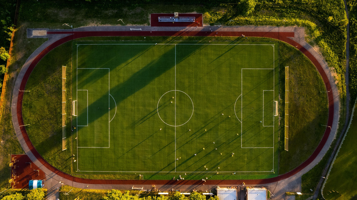 Для постов в сети — обнаженные девушки, для публикаций на личной странице — головокружительные снимки природы с коптера. Некогда столичный фотограф Владимир Кононенко привлек внимание общественности, став причиной перепалок философского характера в местных творческих пабликах: разве приезжие авторы априори лучше местных? «Ключ-Медиа» познакомился с Владимиром Кононенко и узнал, чем приехавший в 33-й регион художник может удивить горожан