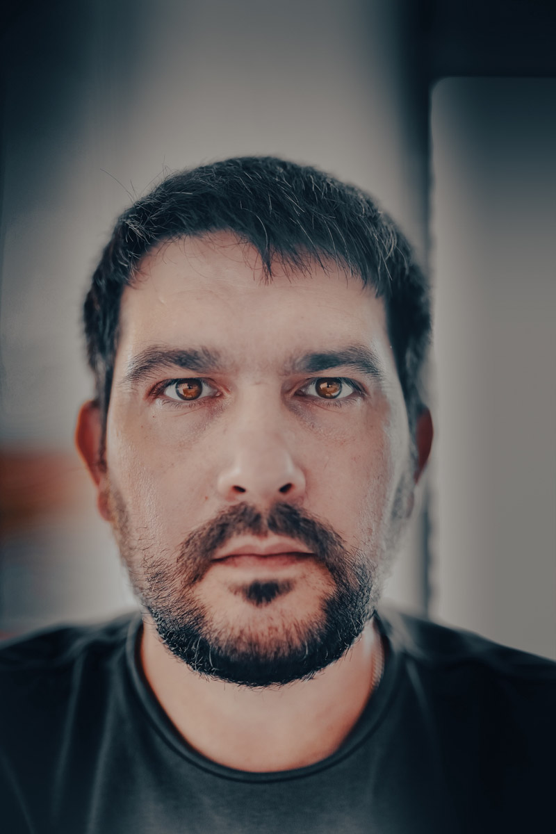 Для постов в сети — обнаженные девушки, для публикаций на личной странице — головокружительные снимки природы с коптера. Некогда столичный фотограф Владимир Кононенко привлек внимание общественности, став причиной перепалок философского характера в местных творческих пабликах: разве приезжие авторы априори лучше местных? «Ключ-Медиа» познакомился с Владимиром Кононенко и узнал, чем приехавший в 33-й регион художник может удивить горожан