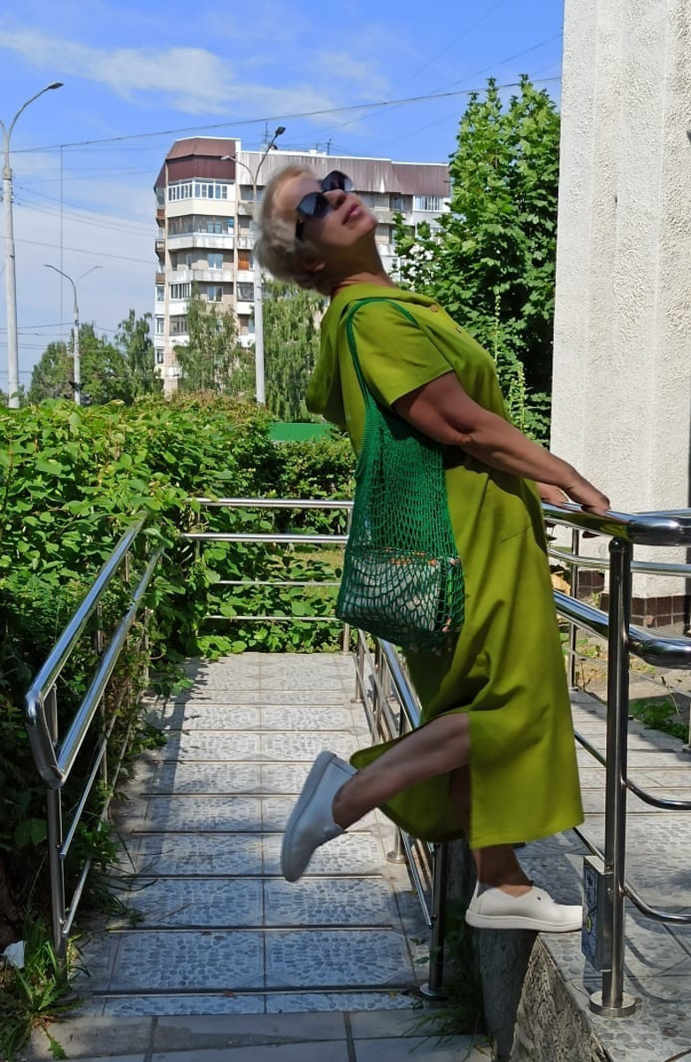 Жительница Владимира приняла участие в марафоне «Неделя без брюк». За семь дней Ирина Дубиневич представила семь разных образов в платьях. Ее идею тут же подхватили коллеги по работе и друзья. Да и сама женщина теперь не спешит возвращаться к прежним нарядам.