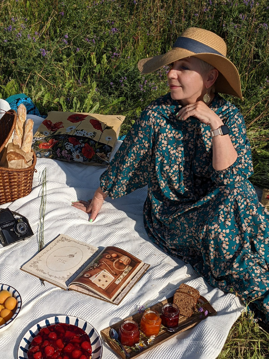 Жительница Владимира приняла участие в марафоне «Неделя без брюк». За семь дней Ирина Дубиневич представила семь разных образов в платьях. Ее идею тут же подхватили коллеги по работе и друзья. Да и сама женщина теперь не спешит возвращаться к прежним нарядам.