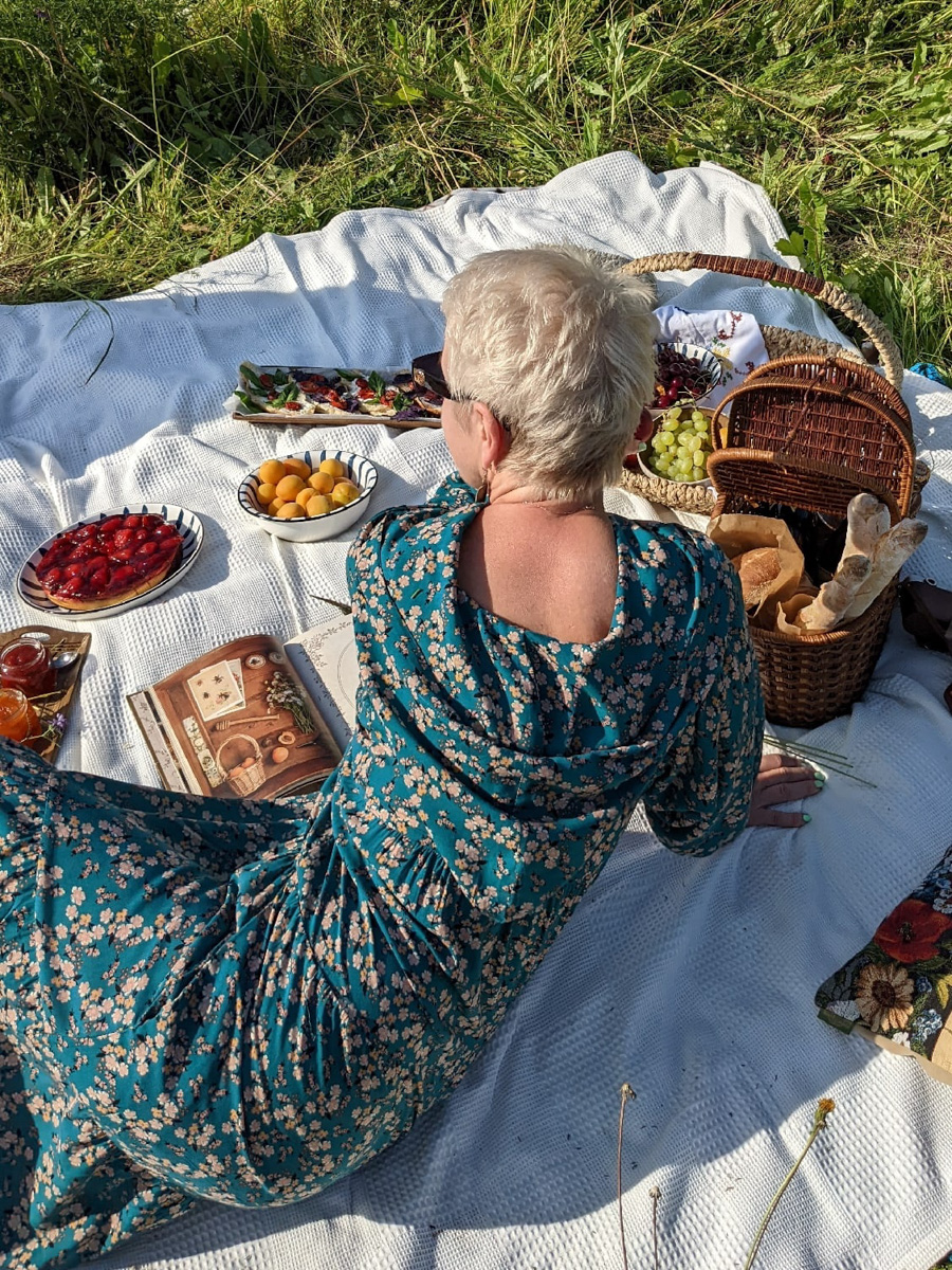 Жительница Владимира приняла участие в марафоне «Неделя без брюк». За семь дней Ирина Дубиневич представила семь разных образов в платьях. Ее идею тут же подхватили коллеги по работе и друзья. Да и сама женщина теперь не спешит возвращаться к прежним нарядам.