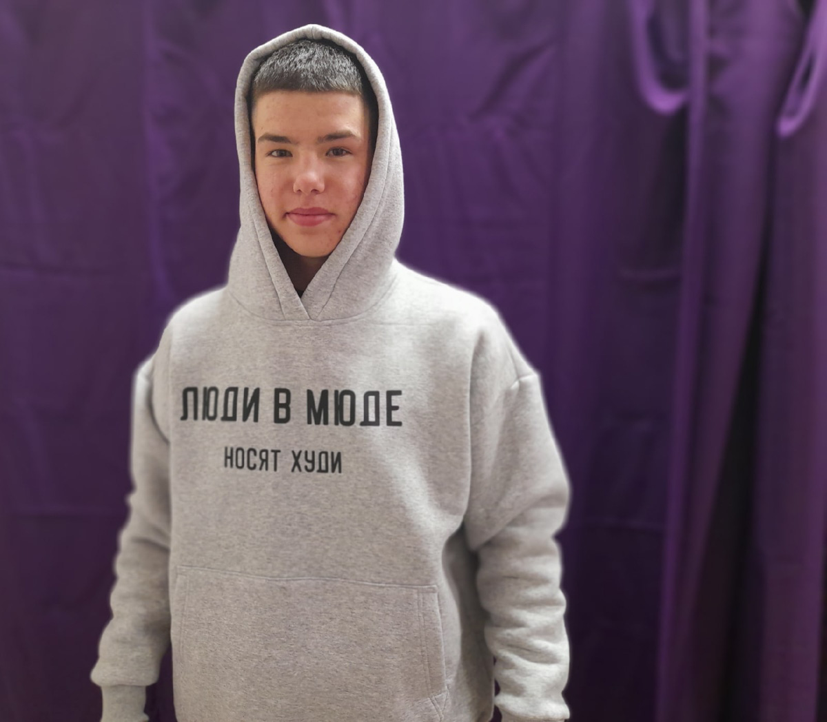 Жители небольшого поселка в Суздальском районе разработали собственный мерч. В ходу уже худи, футболки и кружки. Вещи под брендом «Люди в МЮДе» разыгрывают в местной социальной группе. Впереди — новая линейка уникальной одежды и даже собственный выпуск новостей.