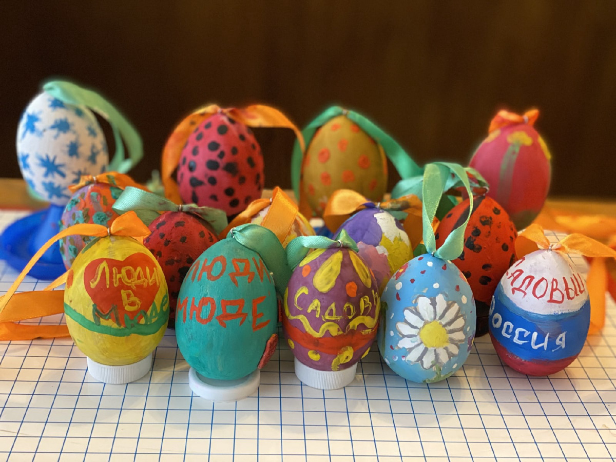 Жители небольшого поселка в Суздальском районе разработали собственный мерч. В ходу уже худи, футболки и кружки. Вещи под брендом «Люди в МЮДе» разыгрывают в местной социальной группе. Впереди — новая линейка уникальной одежды и даже собственный выпуск новостей.