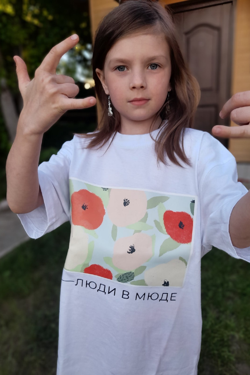 Жители небольшого поселка в Суздальском районе разработали собственный мерч. В ходу уже худи, футболки и кружки. Вещи под брендом «Люди в МЮДе» разыгрывают в местной социальной группе. Впереди — новая линейка уникальной одежды и даже собственный выпуск новостей.