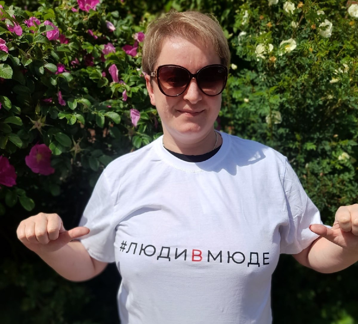 Жители небольшого поселка в Суздальском районе разработали собственный мерч. В ходу уже худи, футболки и кружки. Вещи под брендом «Люди в МЮДе» разыгрывают в местной социальной группе. Впереди — новая линейка уникальной одежды и даже собственный выпуск новостей.