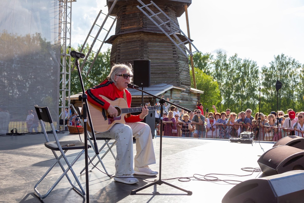 Настоящий звездопад обрушился на Владимирскую область в прошедшие выходные. Известные певцы, артисты и ведущие вышли на сцены Суздаля, Вязников и Гороховца. Организаторы праздников, кажется, смогли угодить если не всем, то почти всем: любителям народной музыки, ностальгирующим и поклонникам авторской песни.