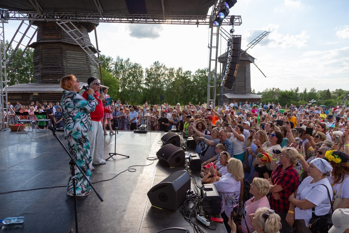 Настоящий звездопад обрушился на Владимирскую область в прошедшие выходные. Известные певцы, артисты и ведущие вышли на сцены Суздаля, Вязников и Гороховца. Организаторы праздников, кажется, смогли угодить если не всем, то почти всем: любителям народной музыки, ностальгирующим и поклонникам авторской песни.