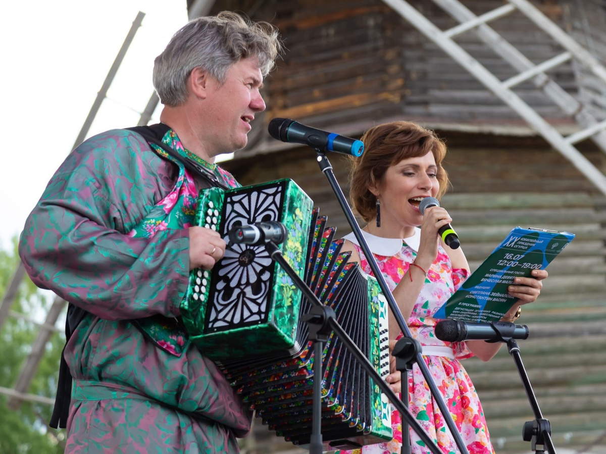 Настоящий звездопад обрушился на Владимирскую область в прошедшие выходные. Известные певцы, артисты и ведущие вышли на сцены Суздаля, Вязников и Гороховца. Организаторы праздников, кажется, смогли угодить если не всем, то почти всем: любителям народной музыки, ностальгирующим и поклонникам авторской песни.
