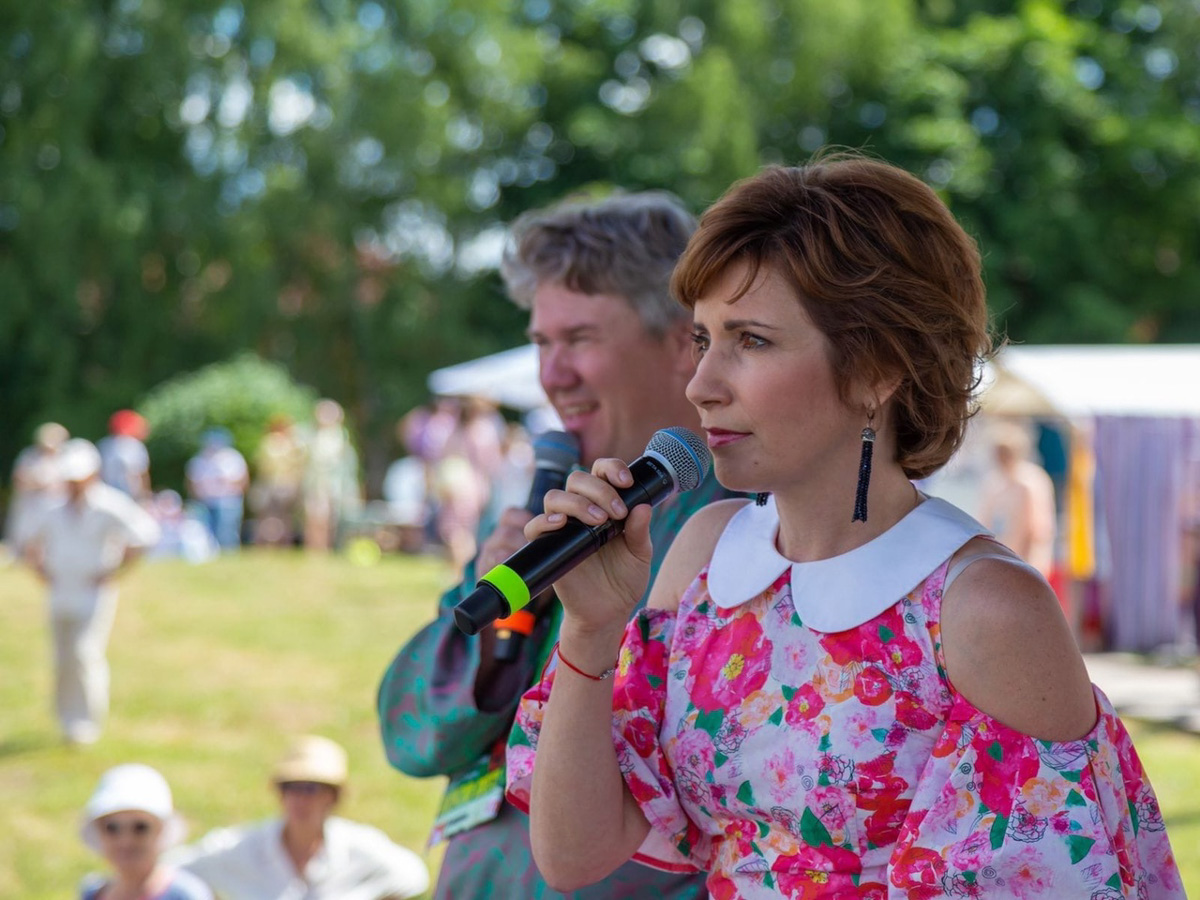 Настоящий звездопад обрушился на Владимирскую область в прошедшие выходные. Известные певцы, артисты и ведущие вышли на сцены Суздаля, Вязников и Гороховца. Организаторы праздников, кажется, смогли угодить если не всем, то почти всем: любителям народной музыки, ностальгирующим и поклонникам авторской песни.