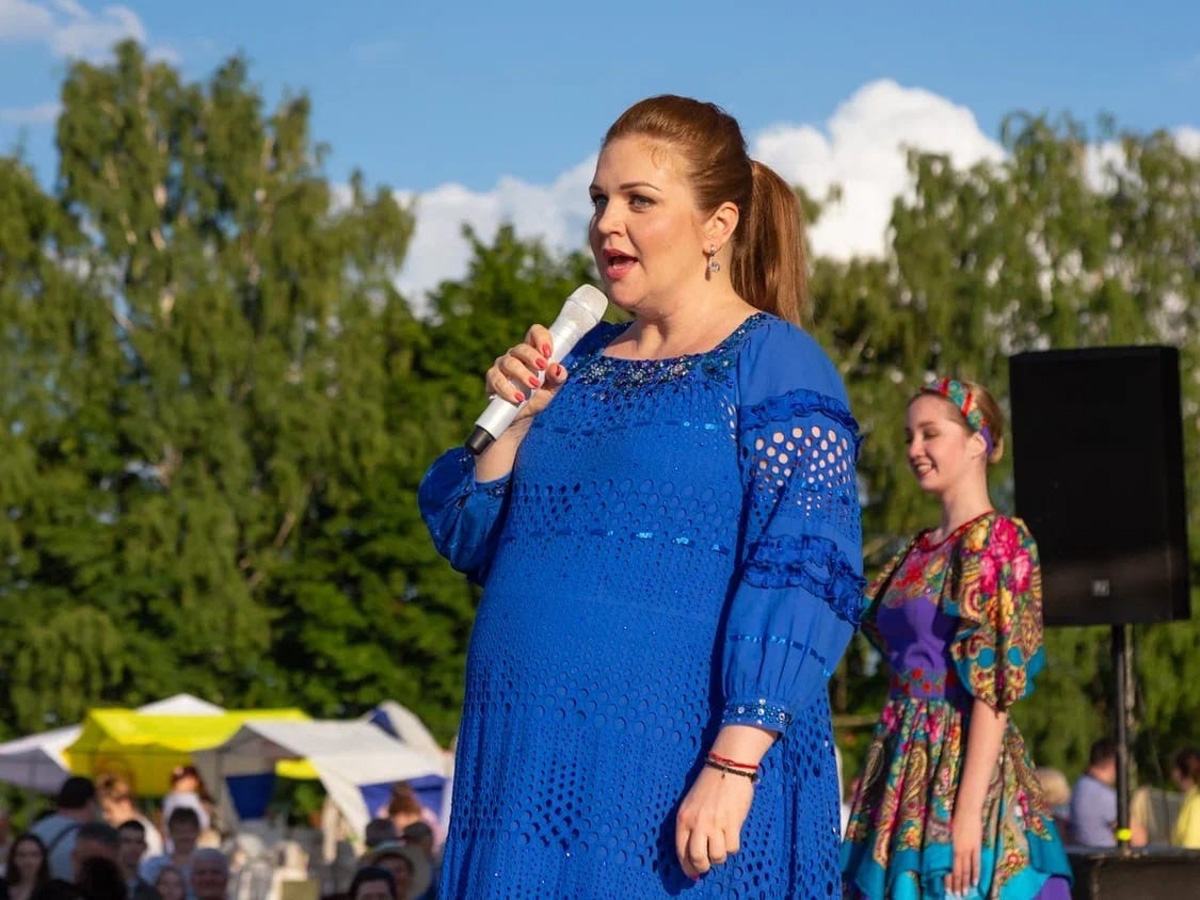 Настоящий звездопад обрушился на Владимирскую область в прошедшие выходные. Известные певцы, артисты и ведущие вышли на сцены Суздаля, Вязников и Гороховца. Организаторы праздников, кажется, смогли угодить если не всем, то почти всем: любителям народной музыки, ностальгирующим и поклонникам авторской песни.