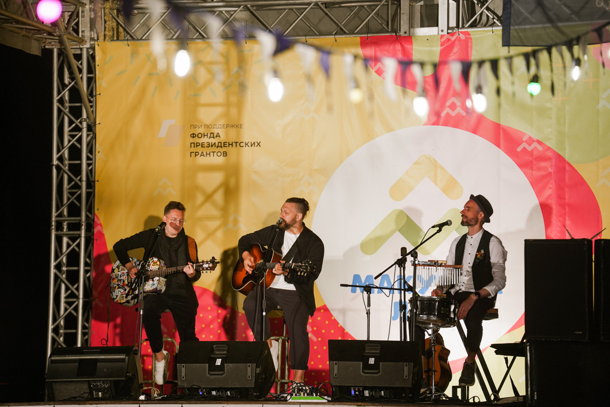 Настоящий звездопад обрушился на Владимирскую область в прошедшие выходные. Известные певцы, артисты и ведущие вышли на сцены Суздаля, Вязников и Гороховца. Организаторы праздников, кажется, смогли угодить если не всем, то почти всем: любителям народной музыки, ностальгирующим и поклонникам авторской песни.