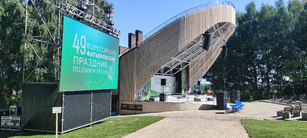 Настоящий звездопад обрушился на Владимирскую область в прошедшие выходные. Известные певцы, артисты и ведущие вышли на сцены Суздаля, Вязников и Гороховца. Организаторы праздников, кажется, смогли угодить если не всем, то почти всем: любителям народной музыки, ностальгирующим и поклонникам авторской песни.