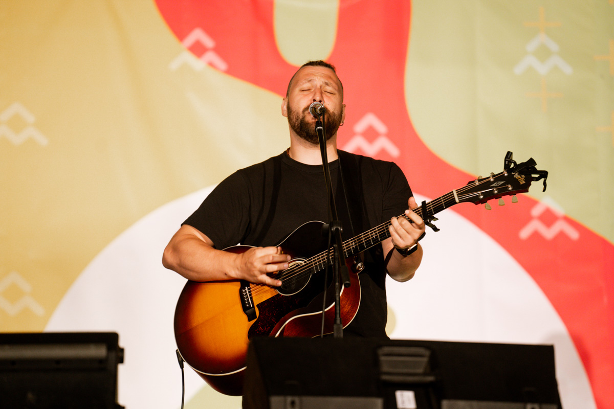 Настоящий звездопад обрушился на Владимирскую область в прошедшие выходные. Известные певцы, артисты и ведущие вышли на сцены Суздаля, Вязников и Гороховца. Организаторы праздников, кажется, смогли угодить если не всем, то почти всем: любителям народной музыки, ностальгирующим и поклонникам авторской песни.