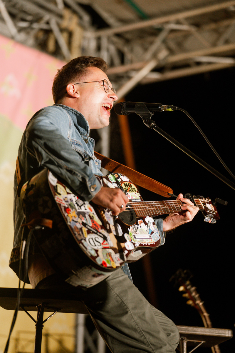Настоящий звездопад обрушился на Владимирскую область в прошедшие выходные. Известные певцы, артисты и ведущие вышли на сцены Суздаля, Вязников и Гороховца. Организаторы праздников, кажется, смогли угодить если не всем, то почти всем: любителям народной музыки, ностальгирующим и поклонникам авторской песни.