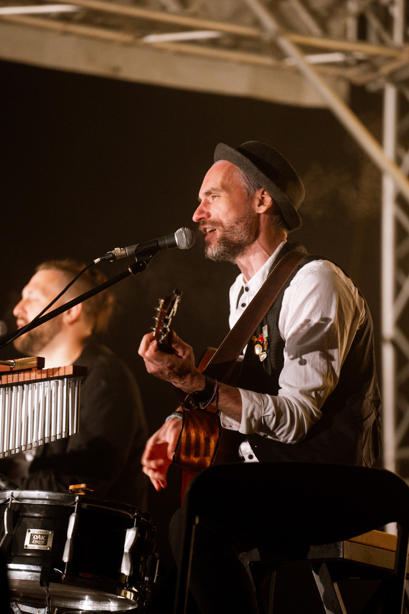 Настоящий звездопад обрушился на Владимирскую область в прошедшие выходные. Известные певцы, артисты и ведущие вышли на сцены Суздаля, Вязников и Гороховца. Организаторы праздников, кажется, смогли угодить если не всем, то почти всем: любителям народной музыки, ностальгирующим и поклонникам авторской песни.