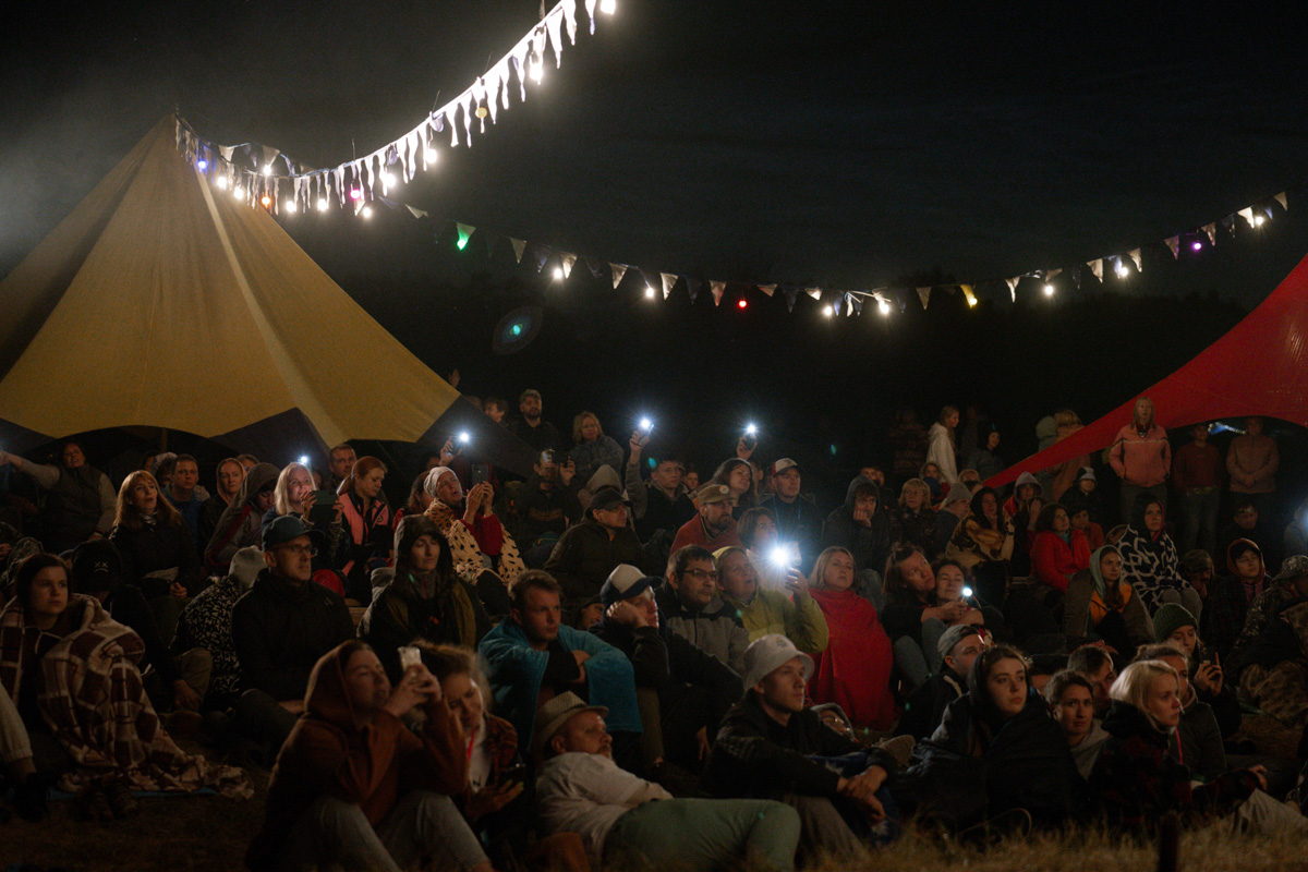 Настоящий звездопад обрушился на Владимирскую область в прошедшие выходные. Известные певцы, артисты и ведущие вышли на сцены Суздаля, Вязников и Гороховца. Организаторы праздников, кажется, смогли угодить если не всем, то почти всем: любителям народной музыки, ностальгирующим и поклонникам авторской песни.