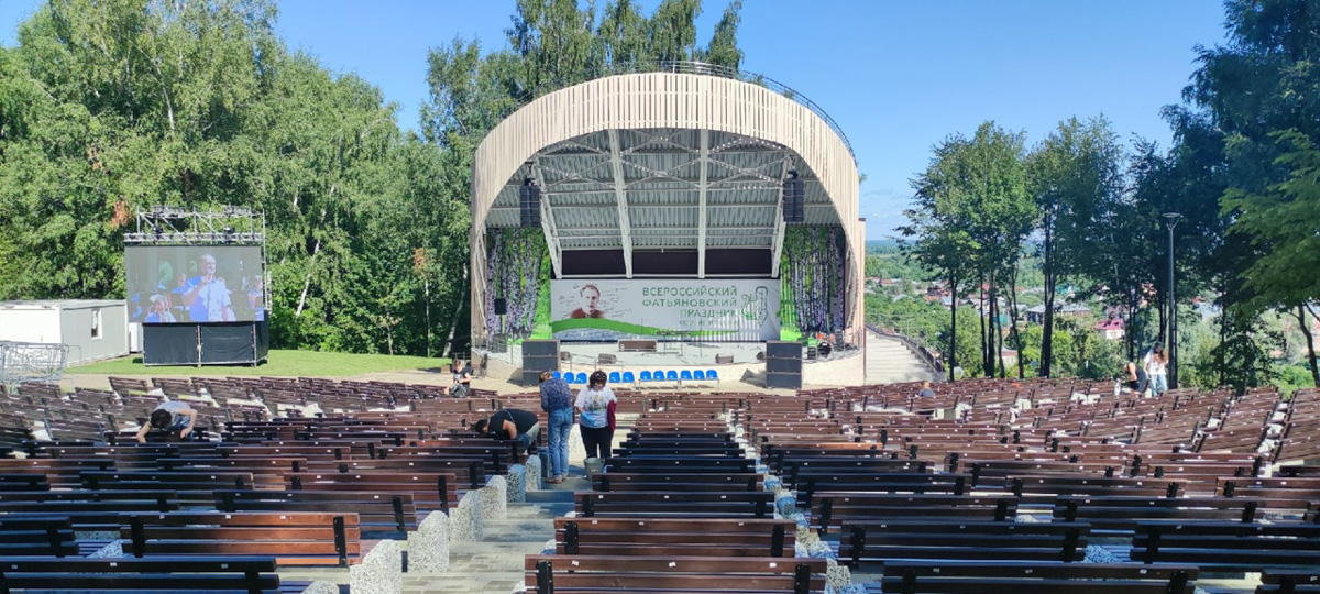Настоящий звездопад обрушился на Владимирскую область в прошедшие выходные. Известные певцы, артисты и ведущие вышли на сцены Суздаля, Вязников и Гороховца. Организаторы праздников, кажется, смогли угодить если не всем, то почти всем: любителям народной музыки, ностальгирующим и поклонникам авторской песни.