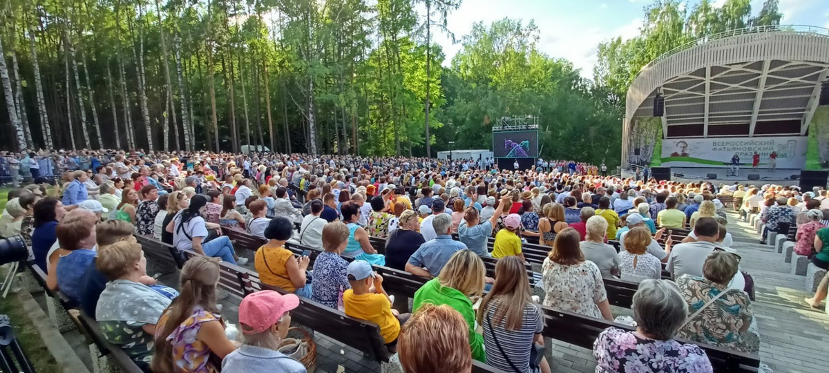 Настоящий звездопад обрушился на Владимирскую область в прошедшие выходные. Известные певцы, артисты и ведущие вышли на сцены Суздаля, Вязников и Гороховца. Организаторы праздников, кажется, смогли угодить если не всем, то почти всем: любителям народной музыки, ностальгирующим и поклонникам авторской песни.