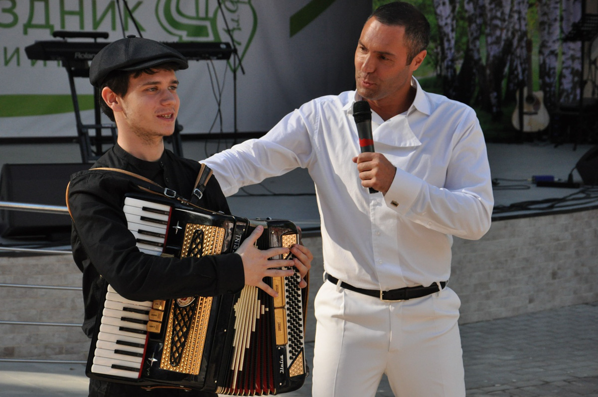 Настоящий звездопад обрушился на Владимирскую область в прошедшие выходные. Известные певцы, артисты и ведущие вышли на сцены Суздаля, Вязников и Гороховца. Организаторы праздников, кажется, смогли угодить если не всем, то почти всем: любителям народной музыки, ностальгирующим и поклонникам авторской песни.