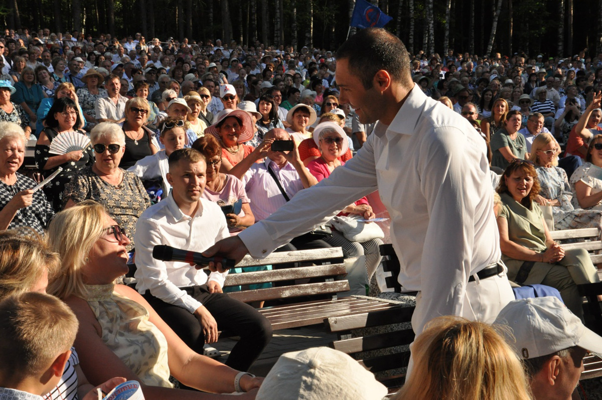 Настоящий звездопад обрушился на Владимирскую область в прошедшие выходные. Известные певцы, артисты и ведущие вышли на сцены Суздаля, Вязников и Гороховца. Организаторы праздников, кажется, смогли угодить если не всем, то почти всем: любителям народной музыки, ностальгирующим и поклонникам авторской песни.