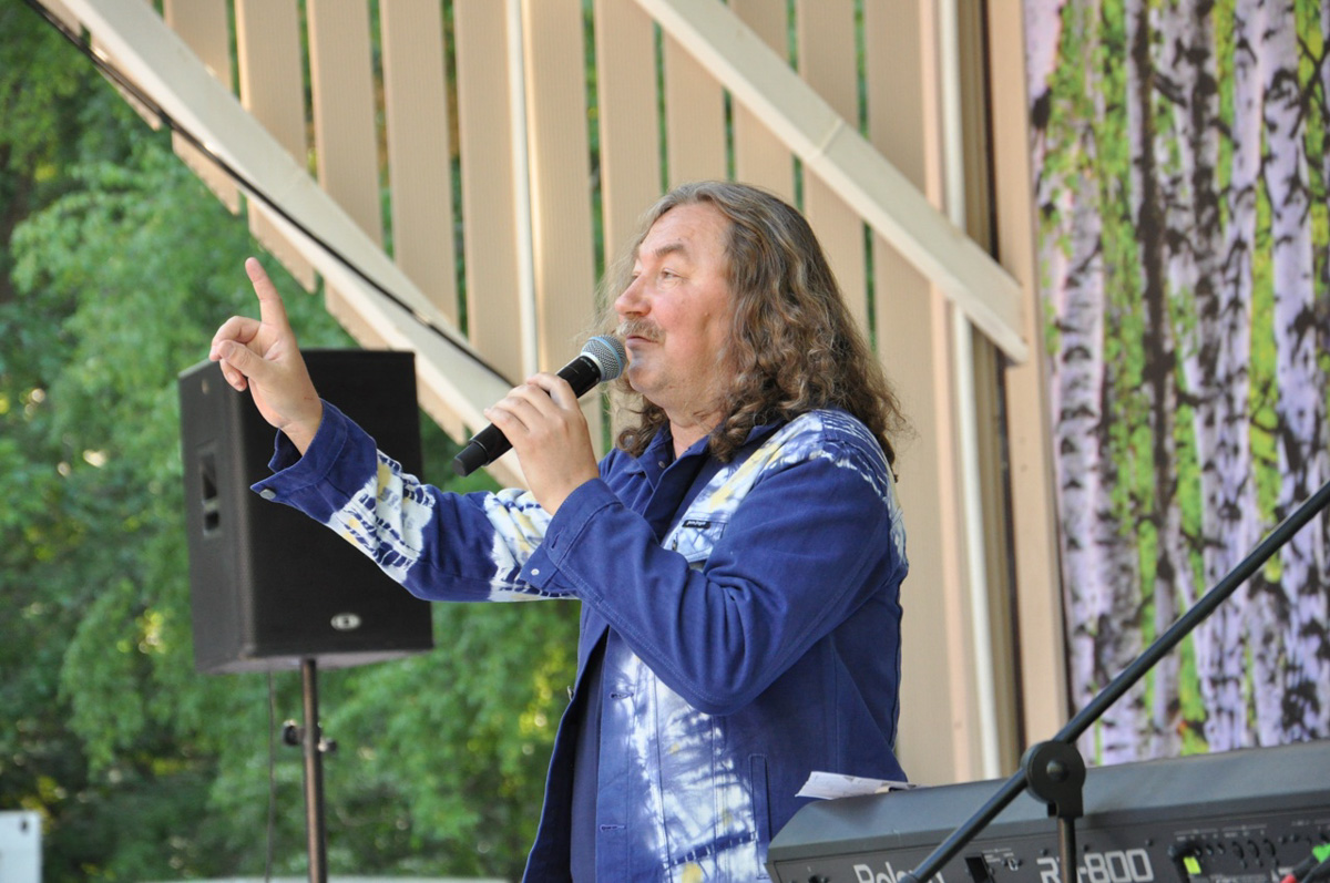 Настоящий звездопад обрушился на Владимирскую область в прошедшие выходные. Известные певцы, артисты и ведущие вышли на сцены Суздаля, Вязников и Гороховца. Организаторы праздников, кажется, смогли угодить если не всем, то почти всем: любителям народной музыки, ностальгирующим и поклонникам авторской песни.