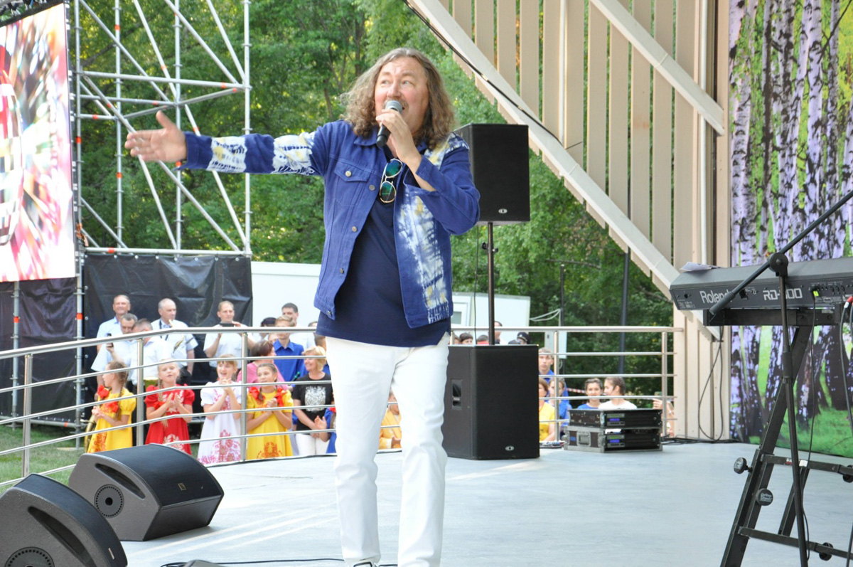 Настоящий звездопад обрушился на Владимирскую область в прошедшие выходные. Известные певцы, артисты и ведущие вышли на сцены Суздаля, Вязников и Гороховца. Организаторы праздников, кажется, смогли угодить если не всем, то почти всем: любителям народной музыки, ностальгирующим и поклонникам авторской песни.