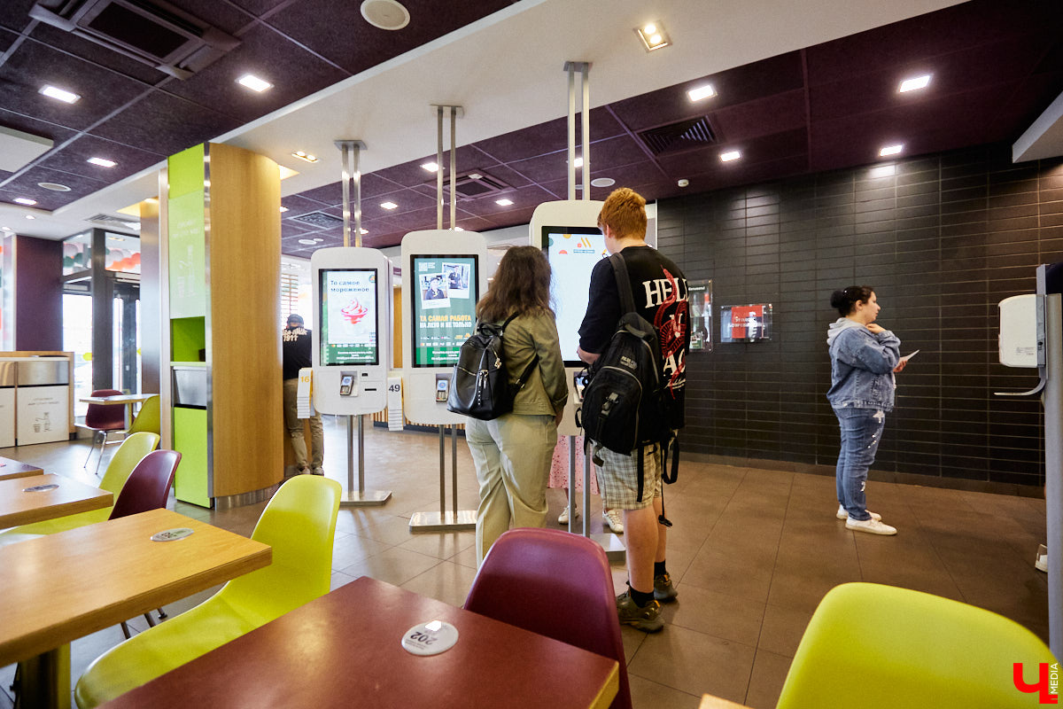 17 июля на проспекте Ленина открылся первый ресторан новой отечественной сети фастфуда «Вкусно — и точка». Как там кормят, и что изменилось после ухода с рынка McDonald’s?