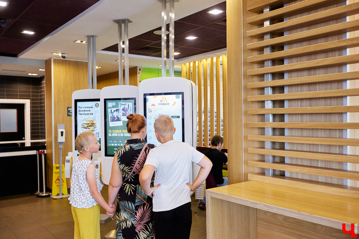 17 июля на проспекте Ленина открылся первый ресторан новой отечественной сети фастфуда «Вкусно — и точка». Как там кормят, и что изменилось после ухода с рынка McDonald’s?